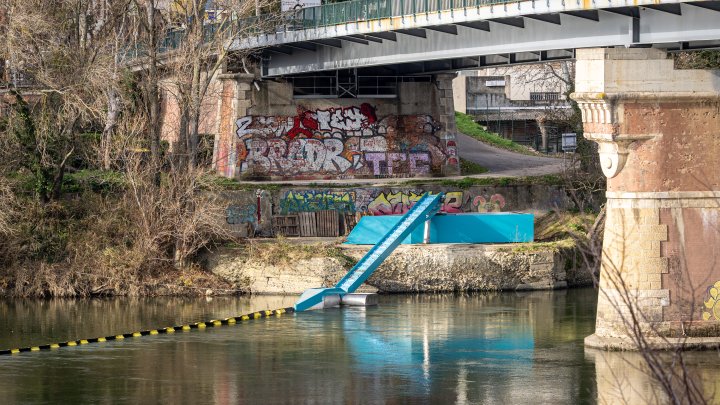 Plastic Vortex expérimente son barrage contre les déchets flottants de la Garonne