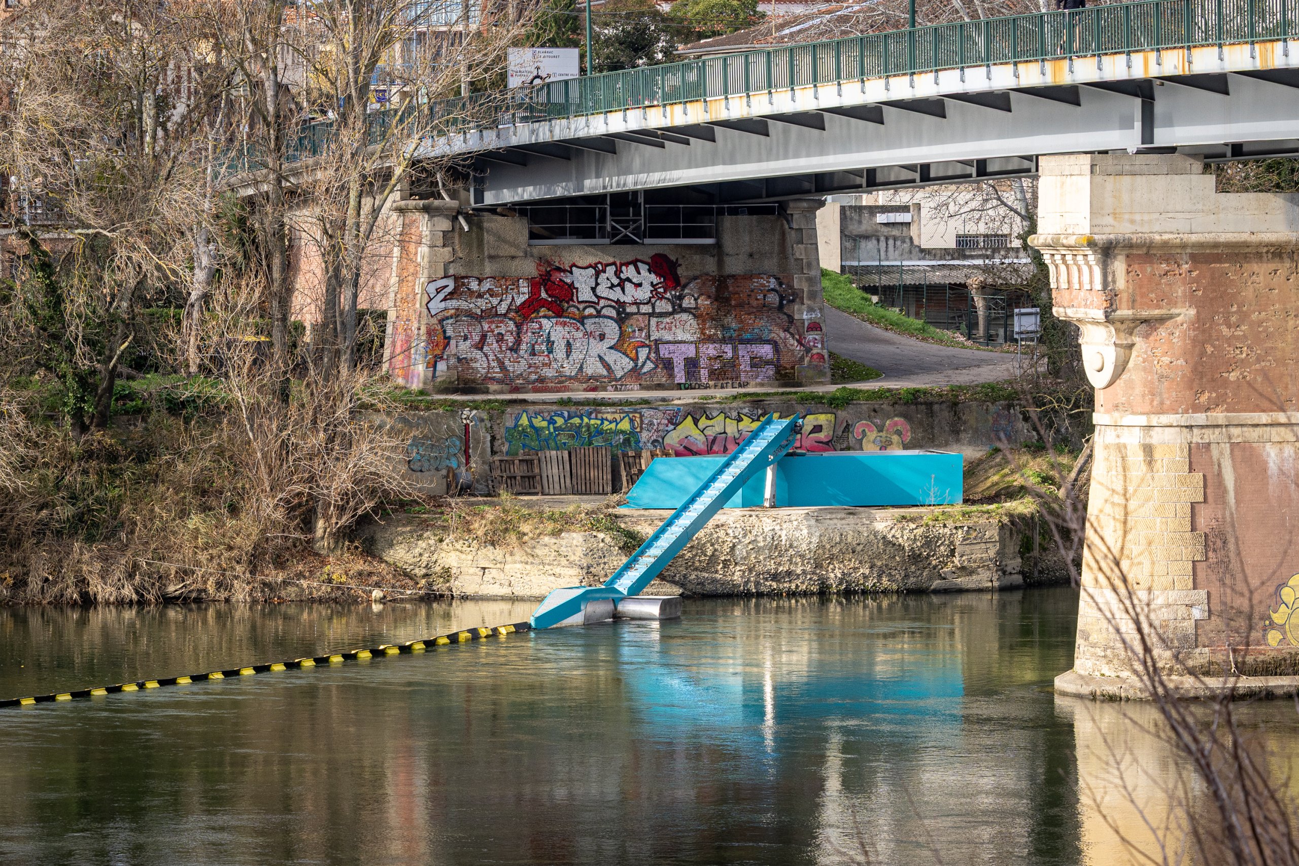 Plastic Vortex expérimente son barrage contre les déchets flottants de la Garonne