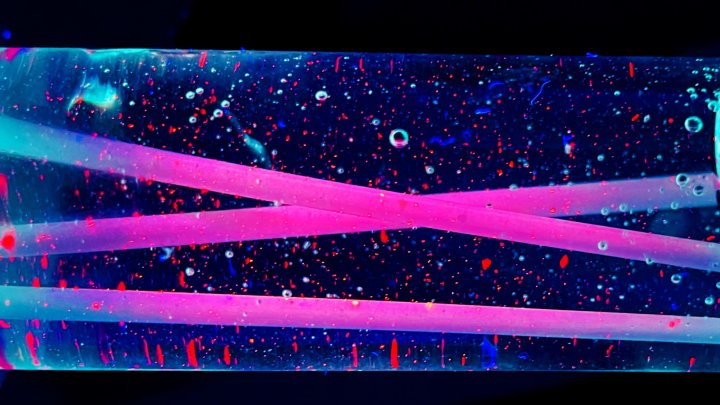 Détection des microplastiques dans les systèmes à fibres creuses par fluorescence et fluorimétrie in situ